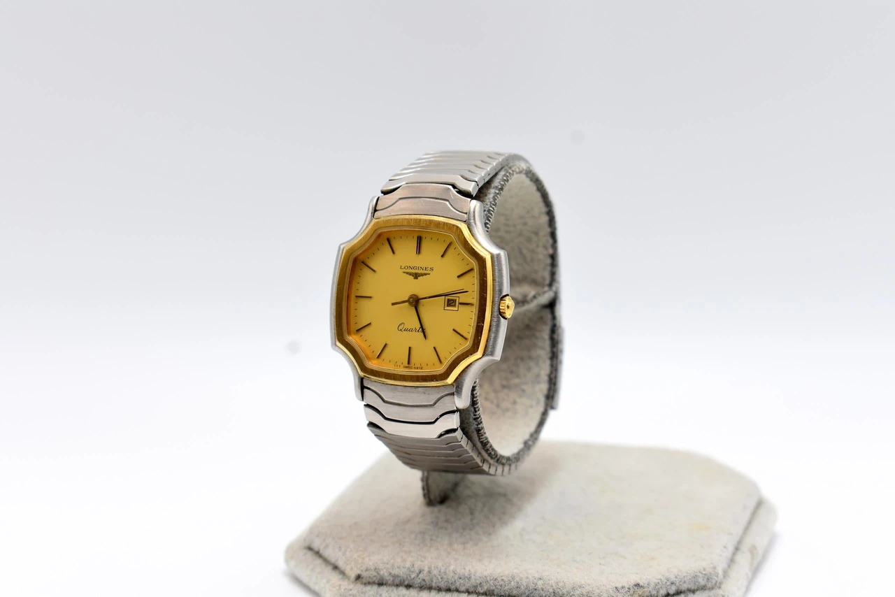 Longines Conquest Quartz 32,5 mm – Quadrante dorato – Bracciale integrato — foto dell’esemplare MASSA SHW